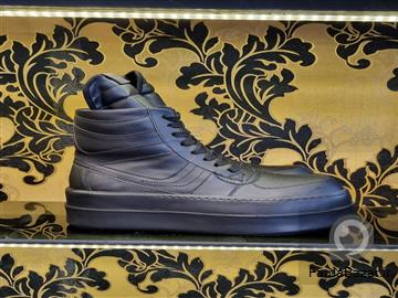 عکس آگهی مرکز طراحی و تولید مدلهای کفش فشن و خاص روز دنیا